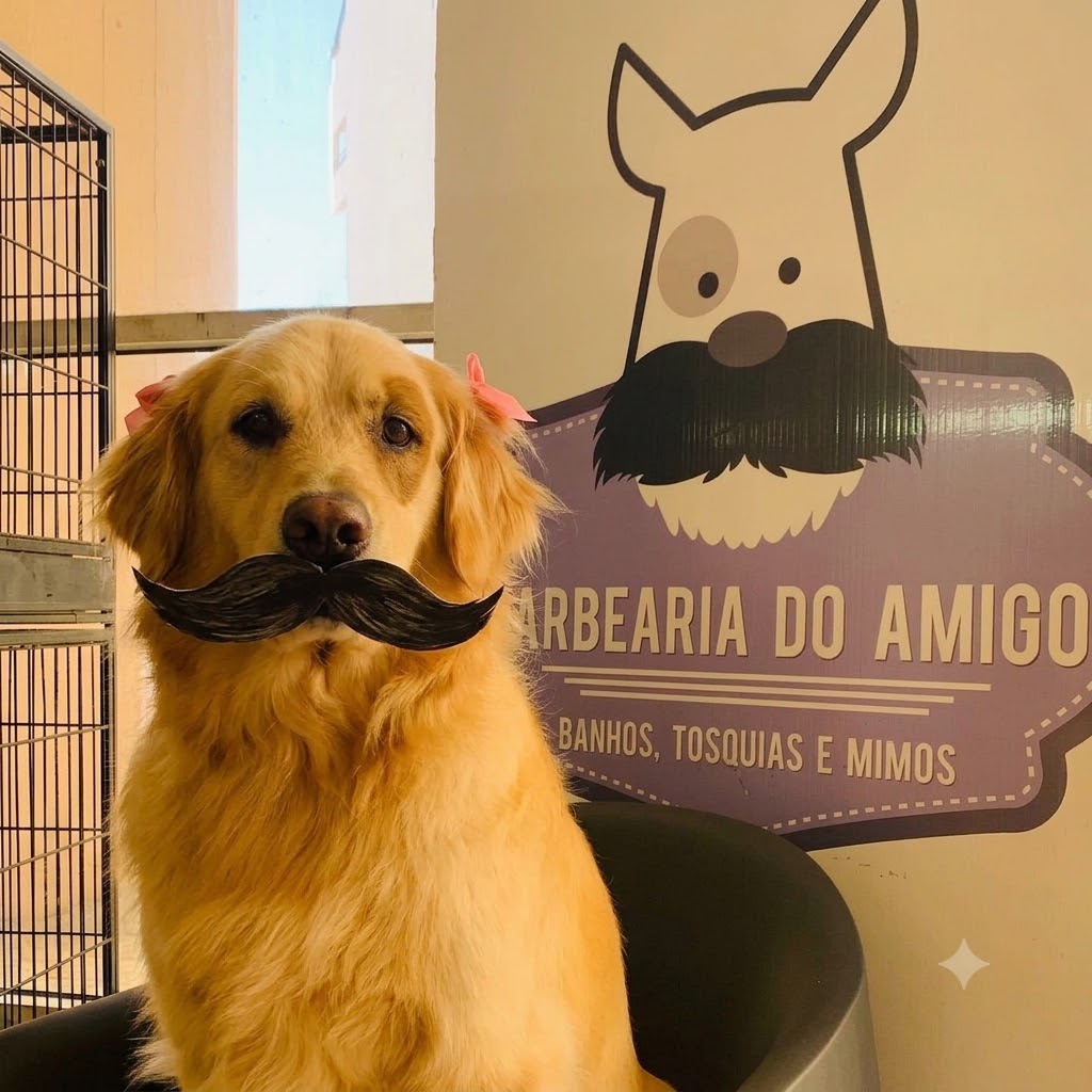 Cão com bigode em frente à placa da Barbearia do Amigo